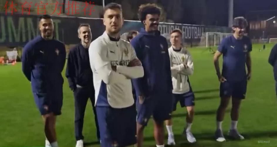 C罗挑战机器人守门员，射门频频被挡出，最后抓住漏洞进球